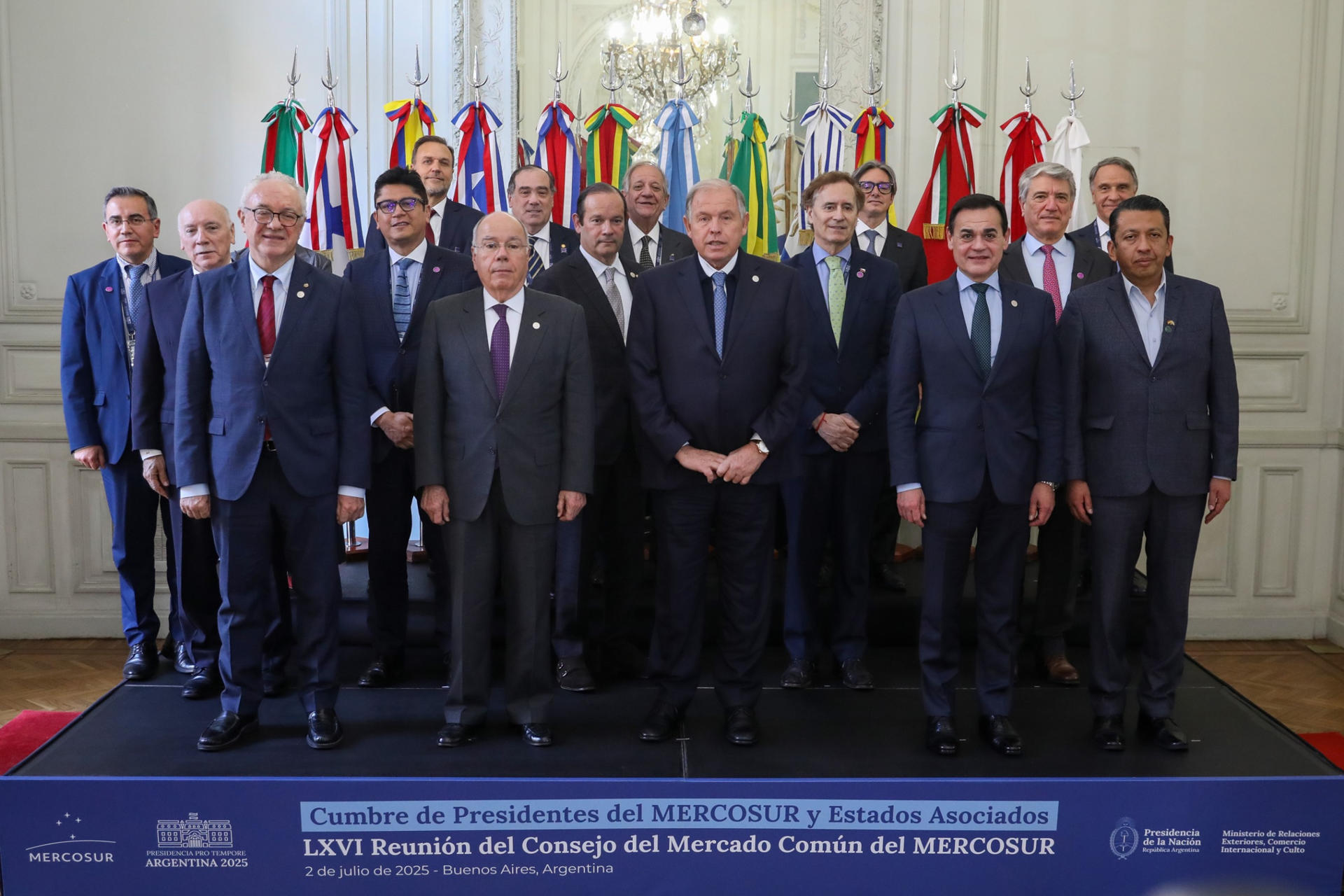 Fotografía cedida por la Cancillería de Argentina de los representantes de los países miembros del Mercosur posando este miércoles, al final de la primera jornada de la cumbre en Buenos Aires (Argentina). EFE/ Cancillería Argentina