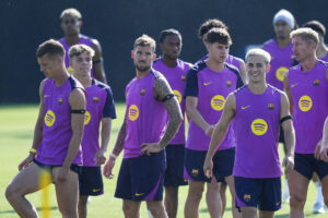 Foto de archivo del primer equipo del FC Barcelona en la Ciudad Deportiva Joan Gamper en Sant Joan Despí (Barcelona), donde este jueves el equipo volverá a entrenarse tras suspenderse el viaje a Japón. EFE/ Enric Fontcuberta/Archivo