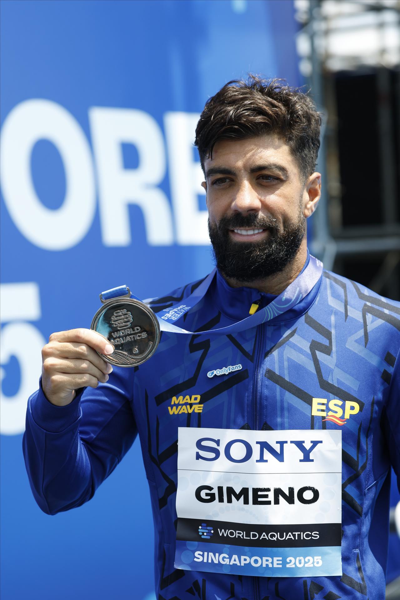El español Carlos Gimeno con la medalla de plata conseguida en la final de la ronda masculina de 27m de salto de altura en el Campeonato Mundial de Natación Singapur 2025. EFE/EPA/RUNGROJ YONGRIT