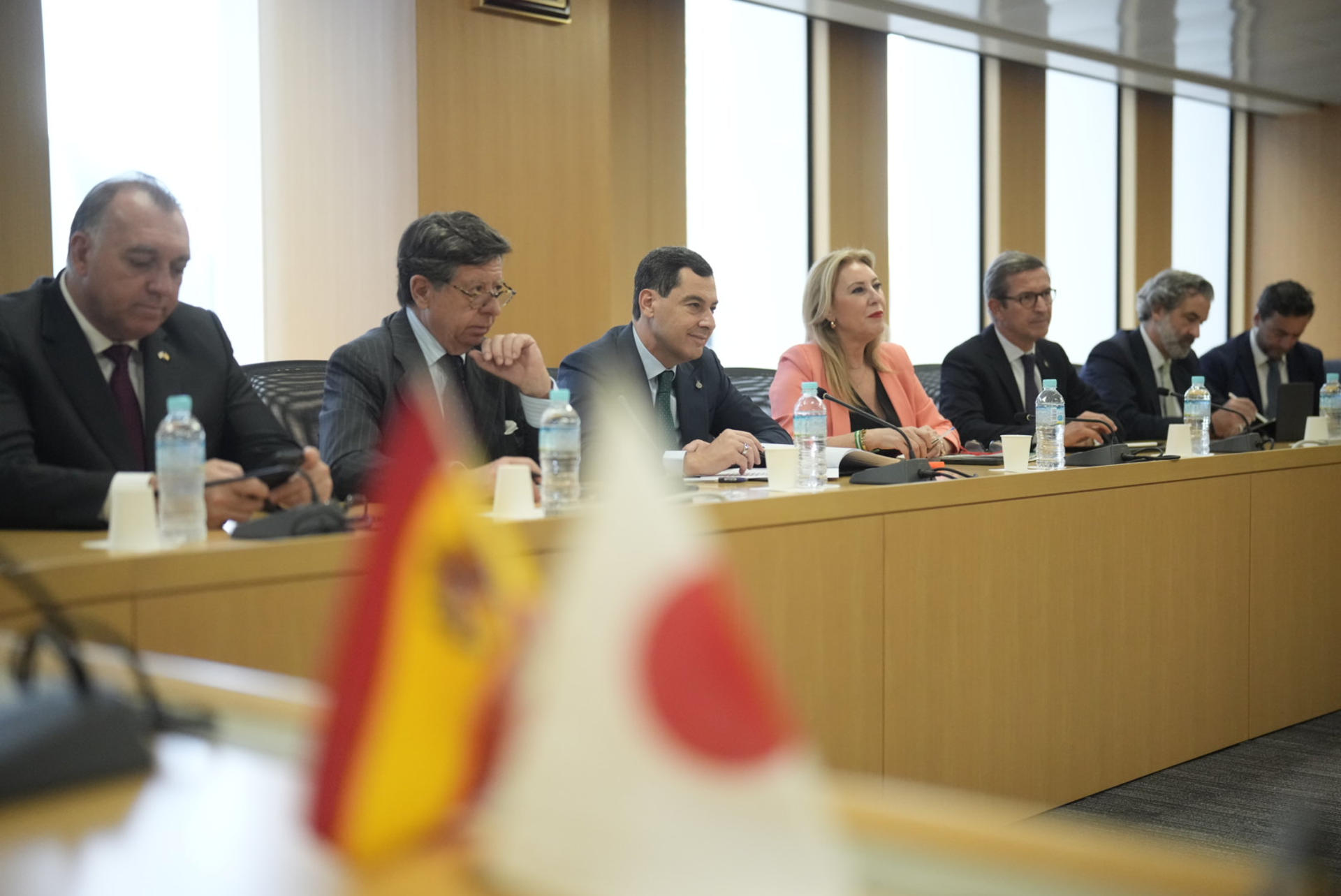 El presidente de la Junta de Andalucía, Juanma Moreno (3i), ha anunciado que el Gobierno que preside y la Organización de Comercio Exterior de Japón (JETRO) han firmado este miércoles un acuerdo comercial para cooperar en diversos ámbitos como la industria y la energía. EFE/Junta de Andalucía // SOLO USO EDITORIAL/SOLO DISPONIBLE PARA ILUSTRAR LA NOTICIA QUE ACOMPAÑA (CRÉDITO OBLIGATORIO)