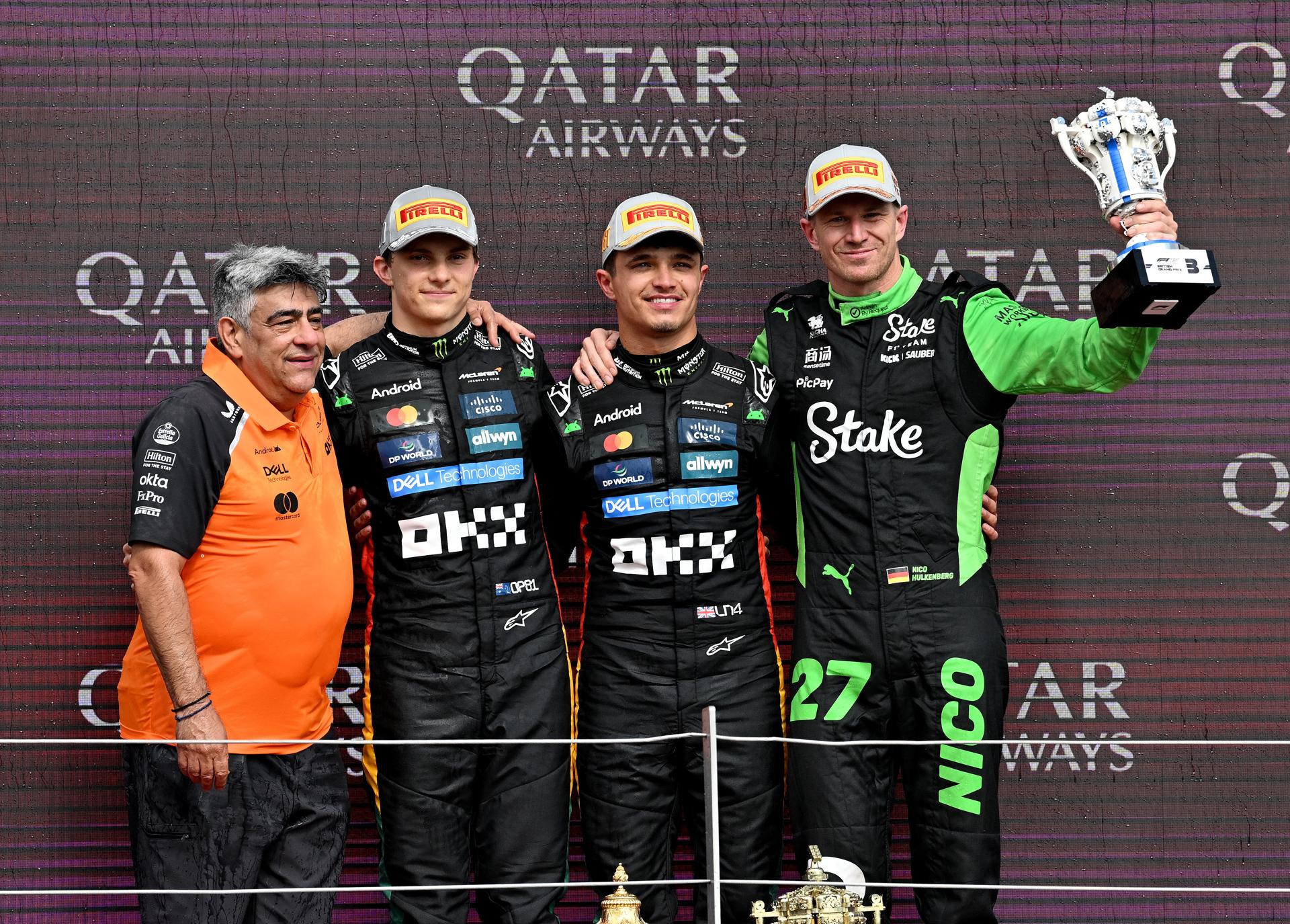 Lando Norris se impone en Gran Bretaña de F1 por delante de Oscar Piastri, sancionado, y Nico Hulkenberg. EFE/EPA/PETER POWELL