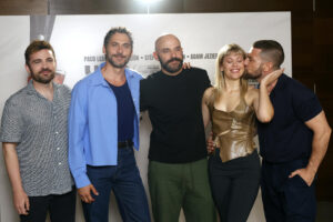 Reparto de la película 'Uno Equis Dos' posando para los medios este miércoles en Madrid. EFE/ Mario Morón