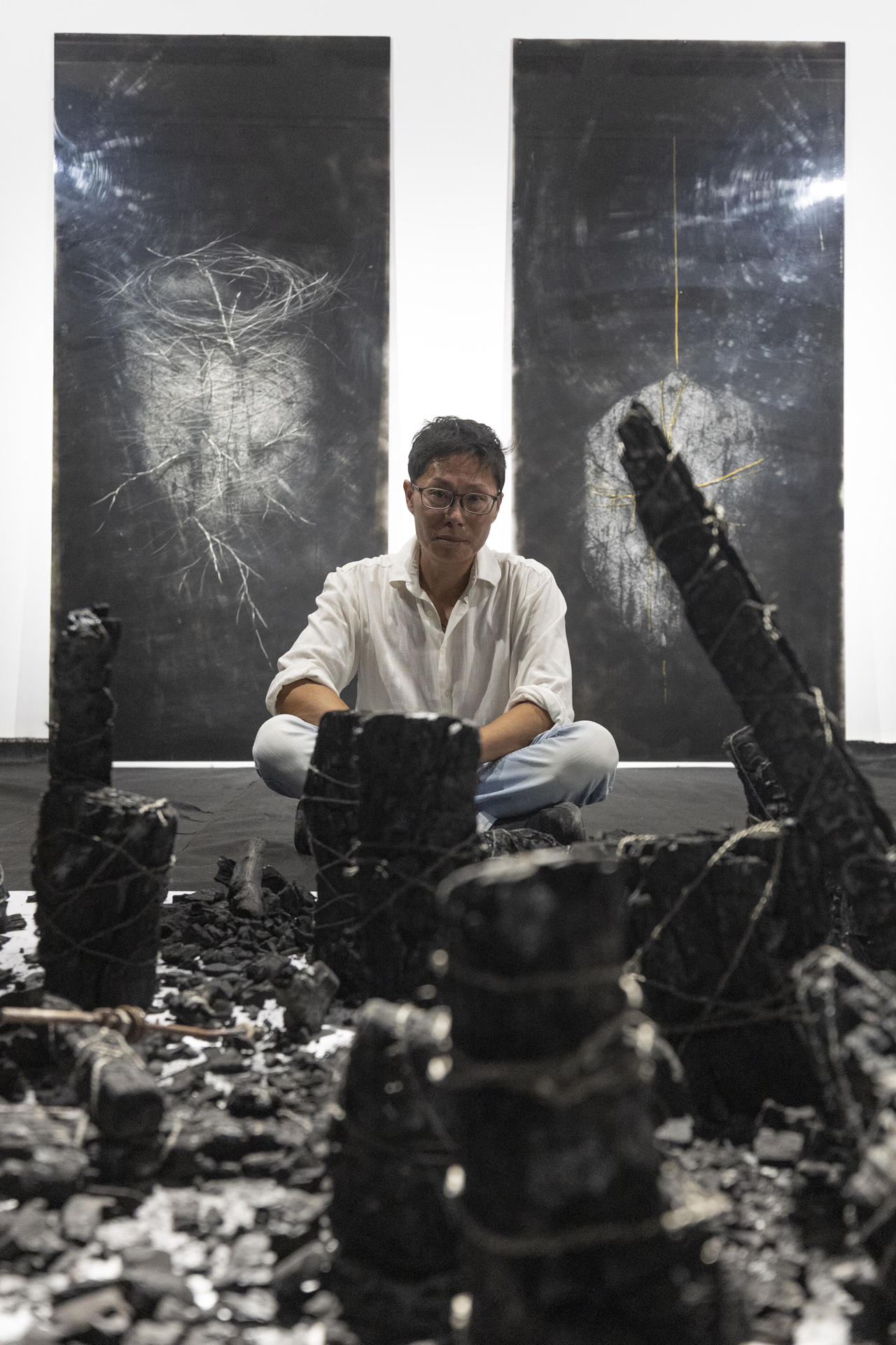 En la filosofía oriental, la vida es un ciclo circular sin fin, que no empieza ni termina, que se va transformando, que pasa de una materia a otra, y esa es la reflexión que el artista surcoreano Kihong Chung ha querido plasmar en su exposición SUM-Aliento, que estos días se puede ver en Cartagena en el marco del festival La Mar de Músicas. El festival, que cumple treinta años, tiene a Corea del Sur como país invitado, y Chung, afincado en España desde hace dos décadas, es uno de los numerosos exponentes de la cultura del país de Asia Oriental, entre músicos, artistas, escritores y cineastas, que estos días pasan por la ciudad portuaria murciana para acercar una parte de su cultura y de su mundo a España. EFE/ Marcial Guillen