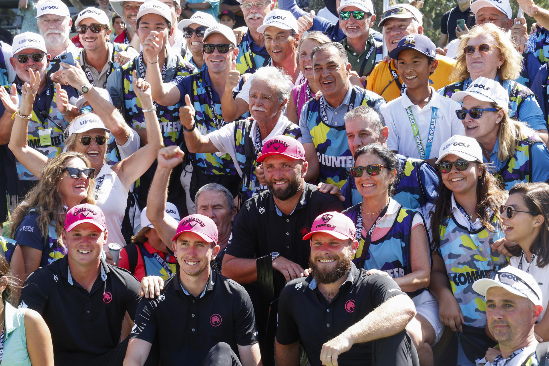 El español Jon Rahm (c), celebra la victoria del equipo LEGION XIII que capitanea del LIV Andalucía de golf, rodeado de voluntarios en el campo de Valderrama en San Roque (Cádiz), este domingo. EFE/ A.Carrasco Ragel