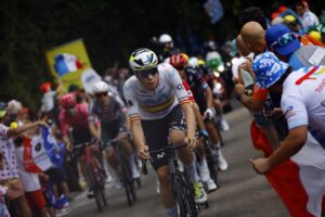 El ciclista español Iván Romeo (Movistar) durante la vigésima etapa del Tour de Francia, que se disputa este sábado. EFE/MARTIN DIVISEK