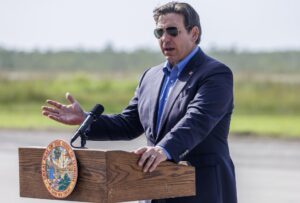 El gobernador de Florida, Ron DeSantis, habla durante una conferencia de prensa en el centro de detención de 'Alligator Alcatraz' en Florida, EE.UU. EFE/CRISTOBAL HERRERA-ULASHKEVICH