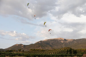 El Festival Internacional del Aire El Yelmo ha clausurado este domingo en Segura de la Sierra (Jaén) su edición número 25, en la que se ha registrado gran afluencia de público y pilotos, con más de 20.000 asistentes y la participación de 300 pilotos de parapente y paramotor llegados de varios países. EFE/ Festival Internacional Del Aire El Yelmo SÓLO USO EDITORIAL / SÓLO DISPONIBLE PARA ILUSTRAR LA NOTICIA QUE ACOMPAÑA (CRÉDITO OBLIGATORIO)