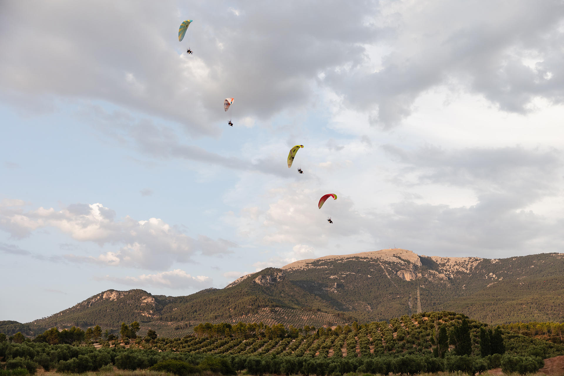 El Festival Internacional del Aire El Yelmo ha clausurado este domingo en Segura de la Sierra (Jaén) su edición número 25, en la que se ha registrado gran afluencia de público y pilotos, con más de 20.000 asistentes y la participación de 300 pilotos de parapente y paramotor llegados de varios países. EFE/ Festival Internacional Del Aire El Yelmo SÓLO USO EDITORIAL / SÓLO DISPONIBLE PARA ILUSTRAR LA NOTICIA QUE ACOMPAÑA (CRÉDITO OBLIGATORIO)