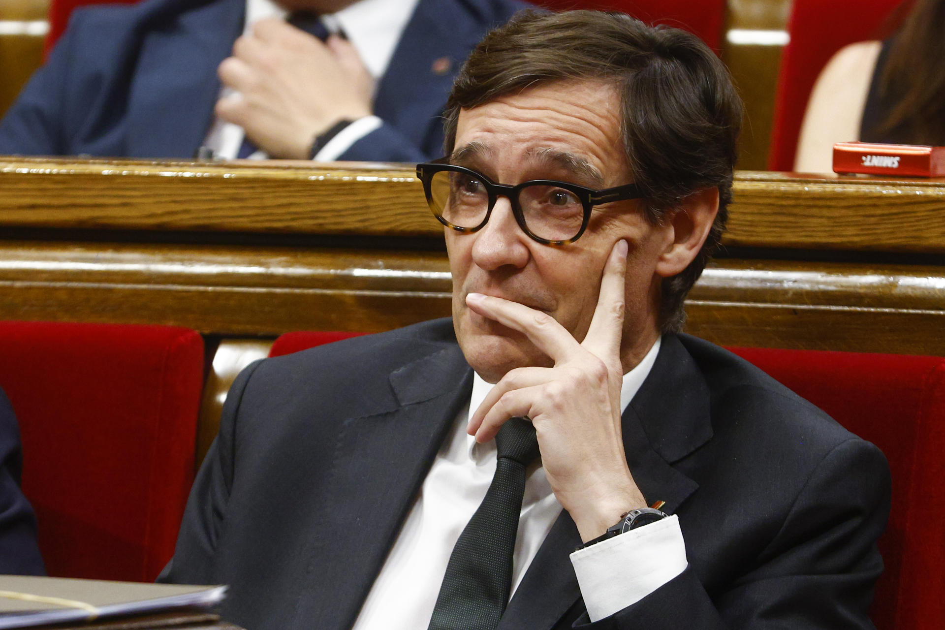 El presidente de la Generalitat, Salvador Illa, en el hemiciclo del Parlament este martes. EFE/Quique García