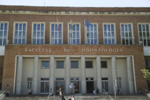 Imagen de archivo (06/06/2025) de estudiantes en el exterior de la Facultad de Odontología, en el campus de la Universidad Complutense Madrid. EFE/Alberto Aguado