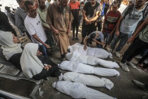 Palestinos muertos por un ataque israelí en Gaza. EFE/EPA/MOHAMMED SABER