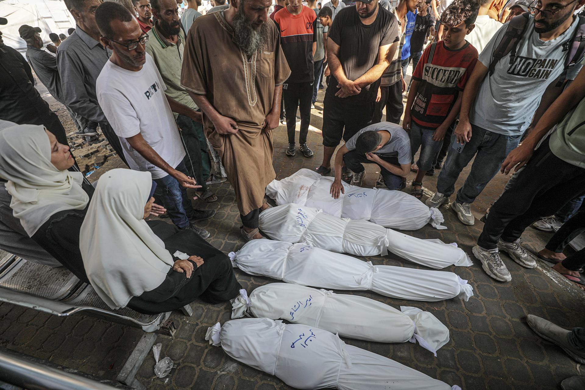 Palestinos muertos por un ataque israelí en Gaza. EFE/EPA/MOHAMMED SABER