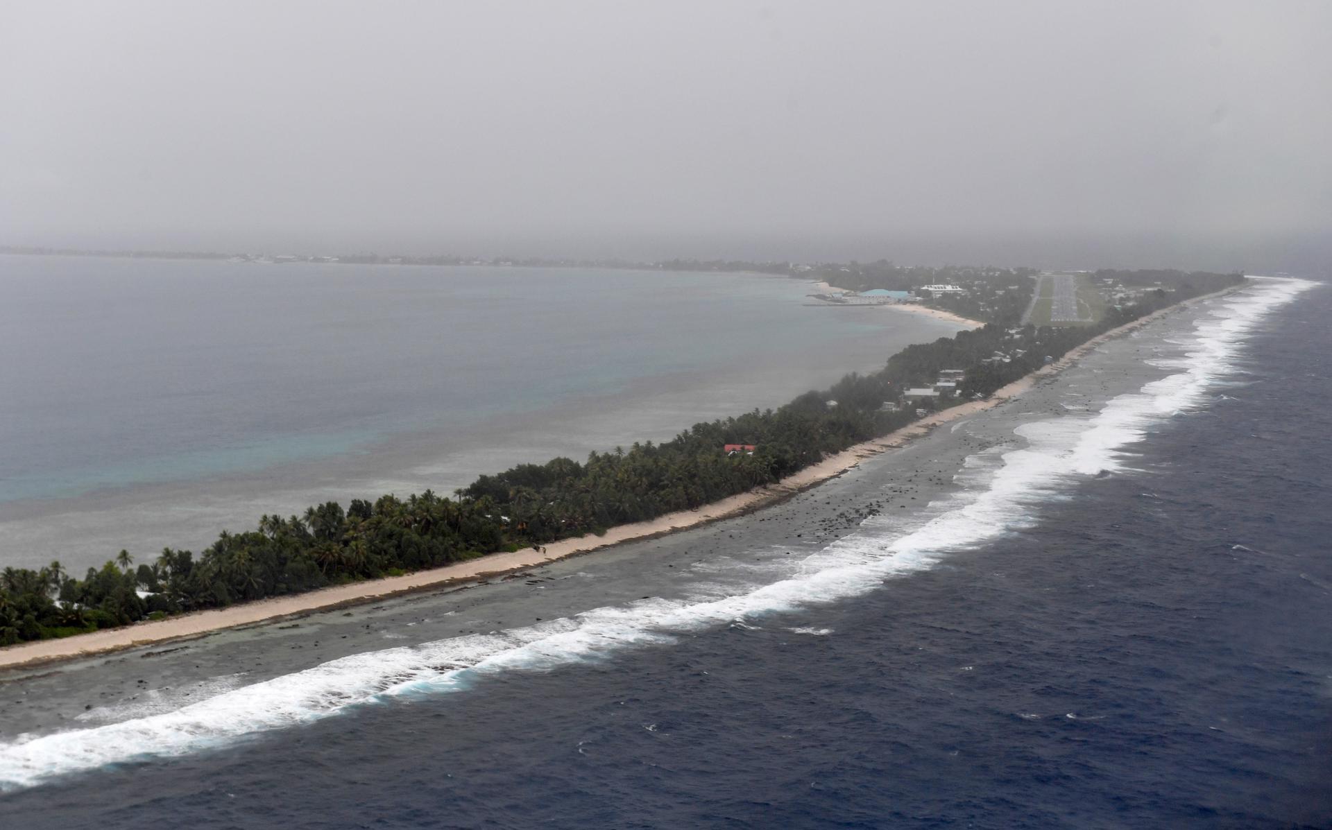 Fotografía de archivo de una imagen aérea de Funafuti, un atolón que forma la capital de Tuvalu.
EFE/EPA/MICK TSIKAS AUSTRALIA AND NEW ZEALAND OUT[AUSTRALIA AND NEW ZEALAND OUT]