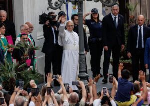 León XIV saluda a la gente congregada en una plaza de Castel Gandolfo este 13 de julio. EFE/EPA/GIUSEPPE LAMI