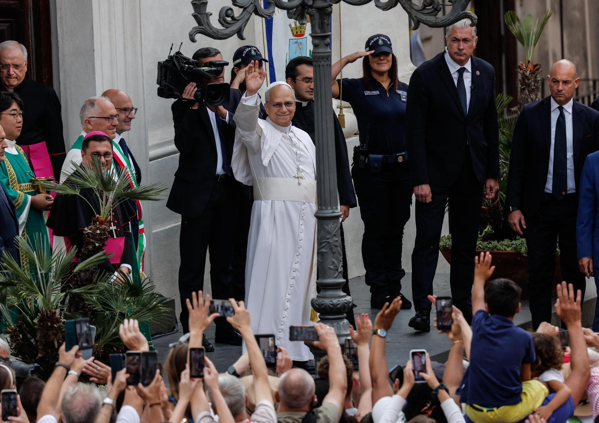 León XIV saluda a la gente congregada en una plaza de Castel Gandolfo este 13 de julio. EFE/EPA/GIUSEPPE LAMI
