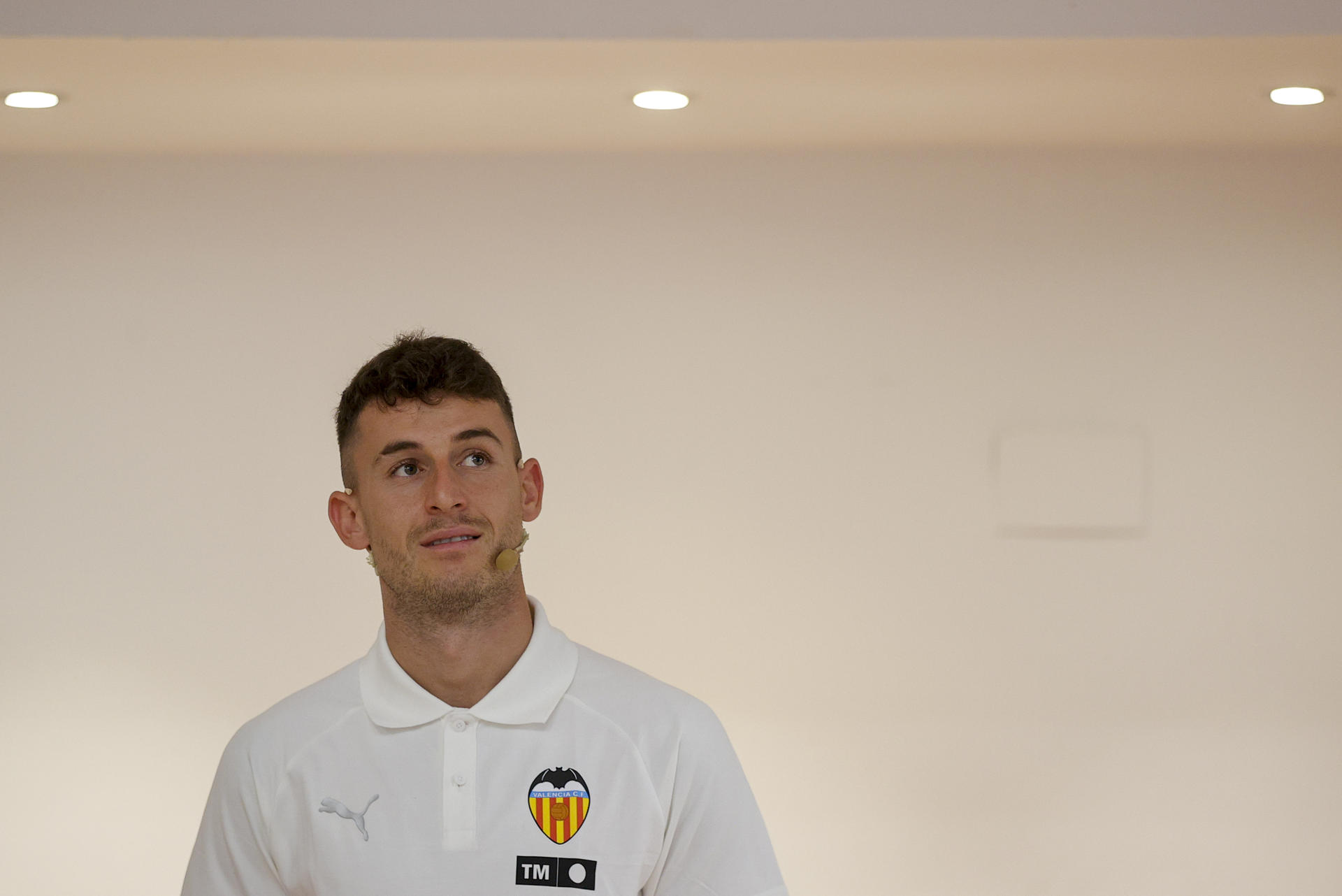 El futbolista Dani Raba durante el acto de presentación como jugador valencianista celebrado en el palco VIP del estadio de Mestalla, en el que destacó que no dudó en firmar por el club valenciano. EFE/Manuel Bruque