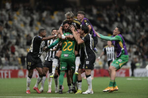 Jugadores de Atlético Mineiro celebran este jueves la clasificación a los octavos de final de la Copa Sudamericana en el estadio Arena MRV de Belo Horizonte. EFE/ Joao Guilherme