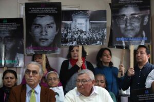 Familiares de las víctimas de la época del terrorismo asisten a una rueda de prensa este jueves, en Lima (Perú). EFE/ Paolo Aguilar