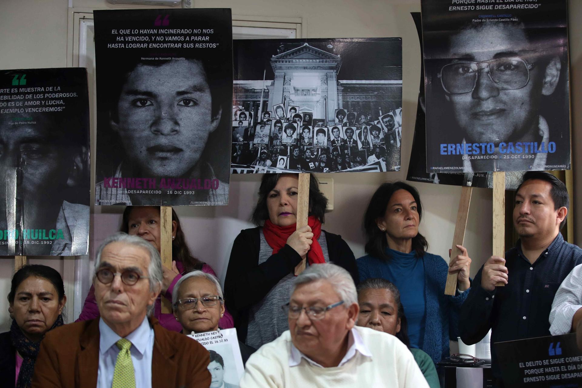 Familiares de las víctimas de la época del terrorismo asisten a una rueda de prensa este jueves, en Lima (Perú). EFE/ Paolo Aguilar