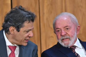 El presidente de Brasil, Luiz Inácio Lula da Silva (d), junto al ministro de Hacienda Fernando Haddad, participan en la ceremonia de sanción del proyecto de ley complementaria que regula el programa 'Acredita Exportar' este lunes, en el Palacio del Planalto en Brasilia (Brasil). EFE/Andre Borges