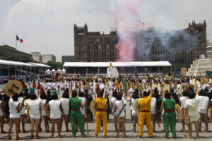 Artistas participan en la ceremonia conmemorativa por los 700 años de la fundación de México-Tenochtitlan este sábado, en la explanada del Zócalo en la Ciudad de México (México). EFE/ Sáshenka Gutiérrez
