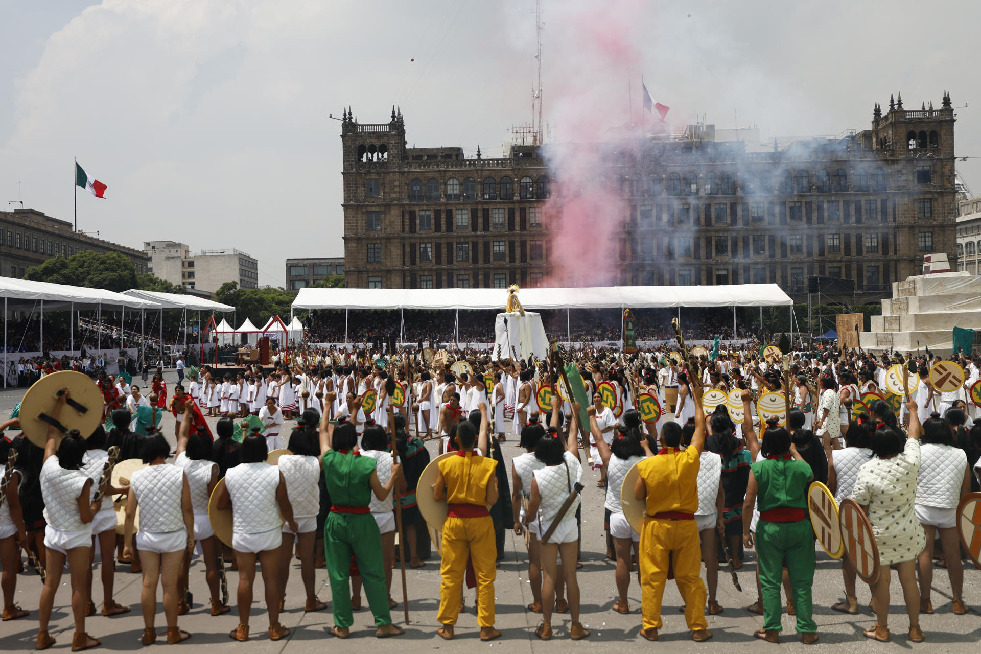 Artistas participan en la ceremonia conmemorativa por los 700 años de la fundación de México-Tenochtitlan este sábado, en la explanada del Zócalo en la Ciudad de México (México). EFE/ Sáshenka Gutiérrez