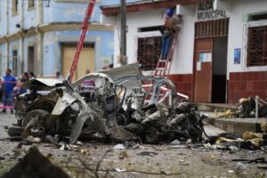 Fotografía del 10 de junio de 2025 que muestra los escombros de un automóvil luego de una explosión en Corinto, Cauca (Colombia). EFE/ Ernesto Guzmán