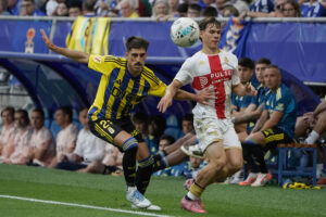 El lateral del Real Oviedo Nacho Vidal (i) ante un jugador del Génova durante un encuentro en uno de los actos del centenario del Real Oviedo. El Real Oviedo celebrará esta tarde en el Carlos Tartiere uno de los actos de su centenario, que se cumple el año que viene, en el que los azules disputarán un triangular ante dos equipos de máxima categoría como Villarreal y Génova y en el que se homenajeará al capitán Santi Cazorla. Los actos arrancarán a las 19:00 horas en el Carlos Tartiere y se disputarán tres partidos de 45 minutos cada uno: el primero será el Villarreal-Génova, el segundo el Real Oviedo-Génova y el tercero el Real Oviedo-Villarreal, partido que también se dará en La Cerámica en la jornada inaugural de la primera división. EFE/ Paco Paredes