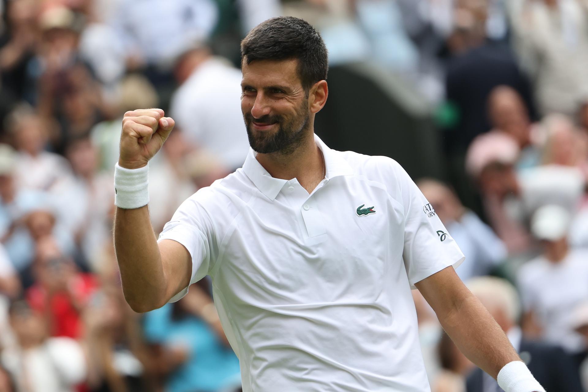 El serbio Novak Djokovic (d) durante su partido ante el australiano Alex de Minaur (i) correspondiente a los octavos de final de Wimbledon. EFE/EPA/NEIL HALL EDITORIAL USE ONLY