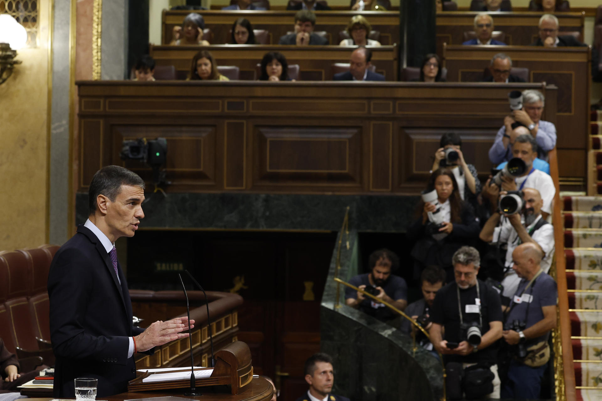 El presidente del Gobierno, Pedro Sánchez interviene en el pleno del Congreso de los Diputados este miércoles. EFE/ Javier Lizón