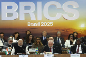 El primer ministro de la India, Narendra Modi (3i), el presidente de Brasil, Luiz Inácio Lula da Silva (c-d), y el presidente de Sudáfrica, Cyril Ramaphosa (d), fueron captados este domingo, 6 de julio, durante la cumbre de los BRICS, en Río de Janeiro (Brasil). EFE/Antonio Lacerda