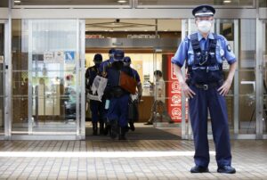 Agentes de la policía este martes en el centro comercial de Sunshine City en Tokio, tras producirse el apuñalamiento mortal de un hombre. EFE/EPA/FRANCK ROBICHON