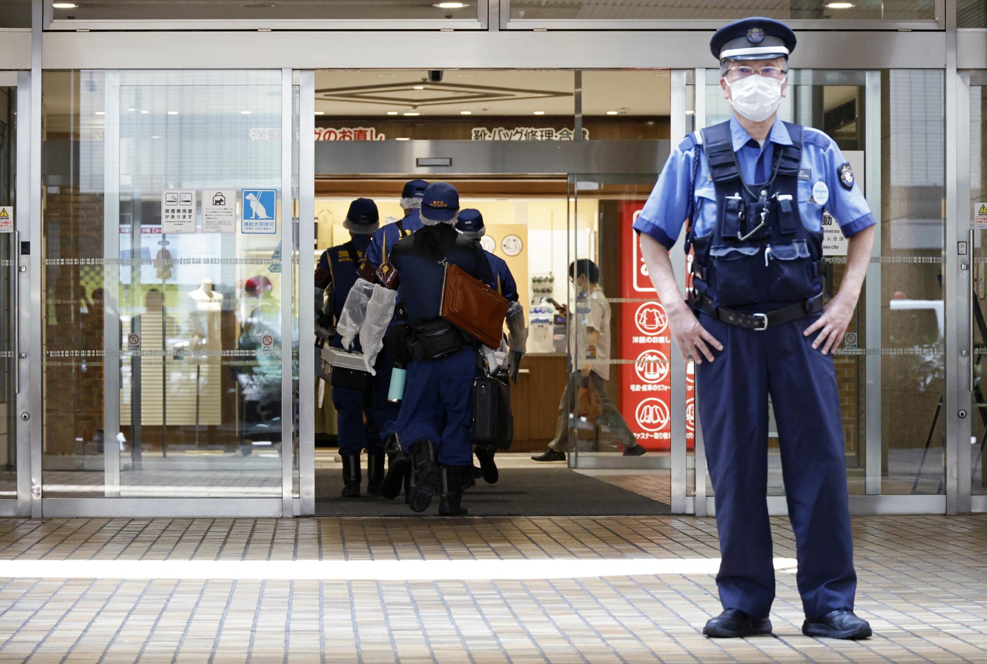 Agentes de la policía este martes en el centro comercial de Sunshine City en Tokio, tras producirse el apuñalamiento mortal de un hombre. EFE/EPA/FRANCK ROBICHON
