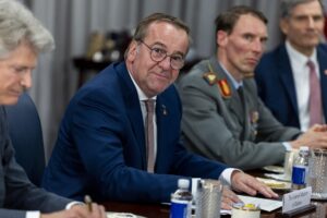 El ministro de Defensa alemán, Boris Pistorius, habla junto al secretario de Defensa de EE.UU., Pete Hegset, en el Pentágono, en Arlington, Virginia, el 14 de julio de 2025 2025. EFE/SHAWN THEW