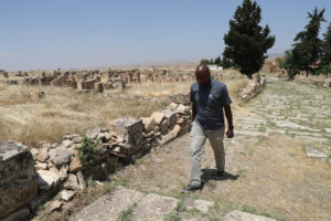 El padre agustino Fred Wekesa camina en la antigua ciudad de Madaura, en Argelia, donde San Agustín estudió. EFE/Laura Fernández Palomo