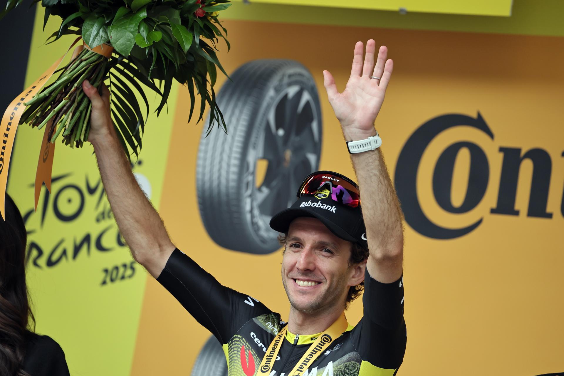 El corredor británico Simon Yates, del Team Visma-Lease, celebra la victoria en la décima etapa con final en Le Mont Dore Puy de Sancy. EFE/EPA/Christophe Petit Tesson