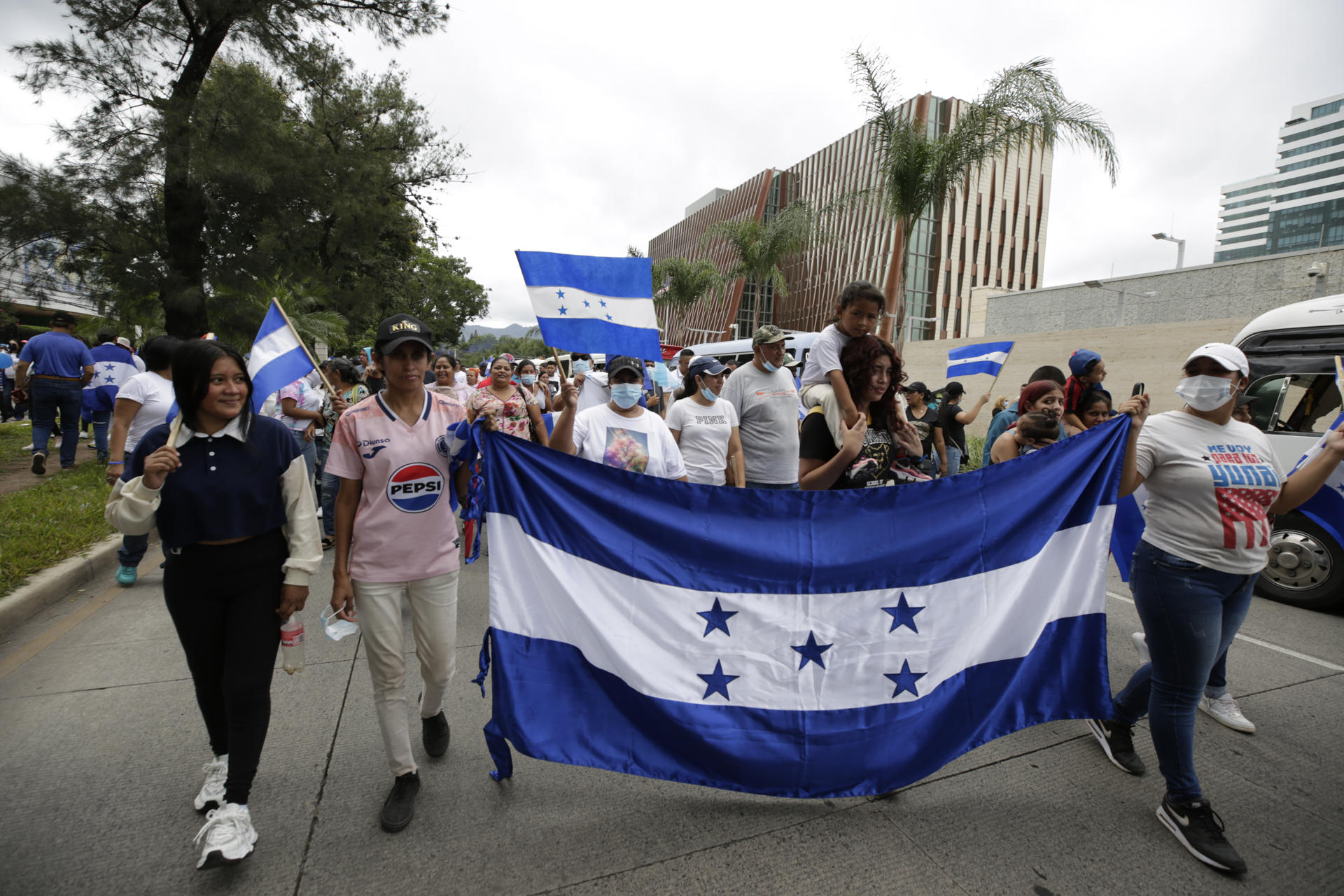 Personas sostienen una bandera durante una manifestación convocada por el candidato presidencial por el Partido Nacional, Nasry Asfura, este domingo en Tegucigalpa (Honduras). EFE/ Gustavo Amador