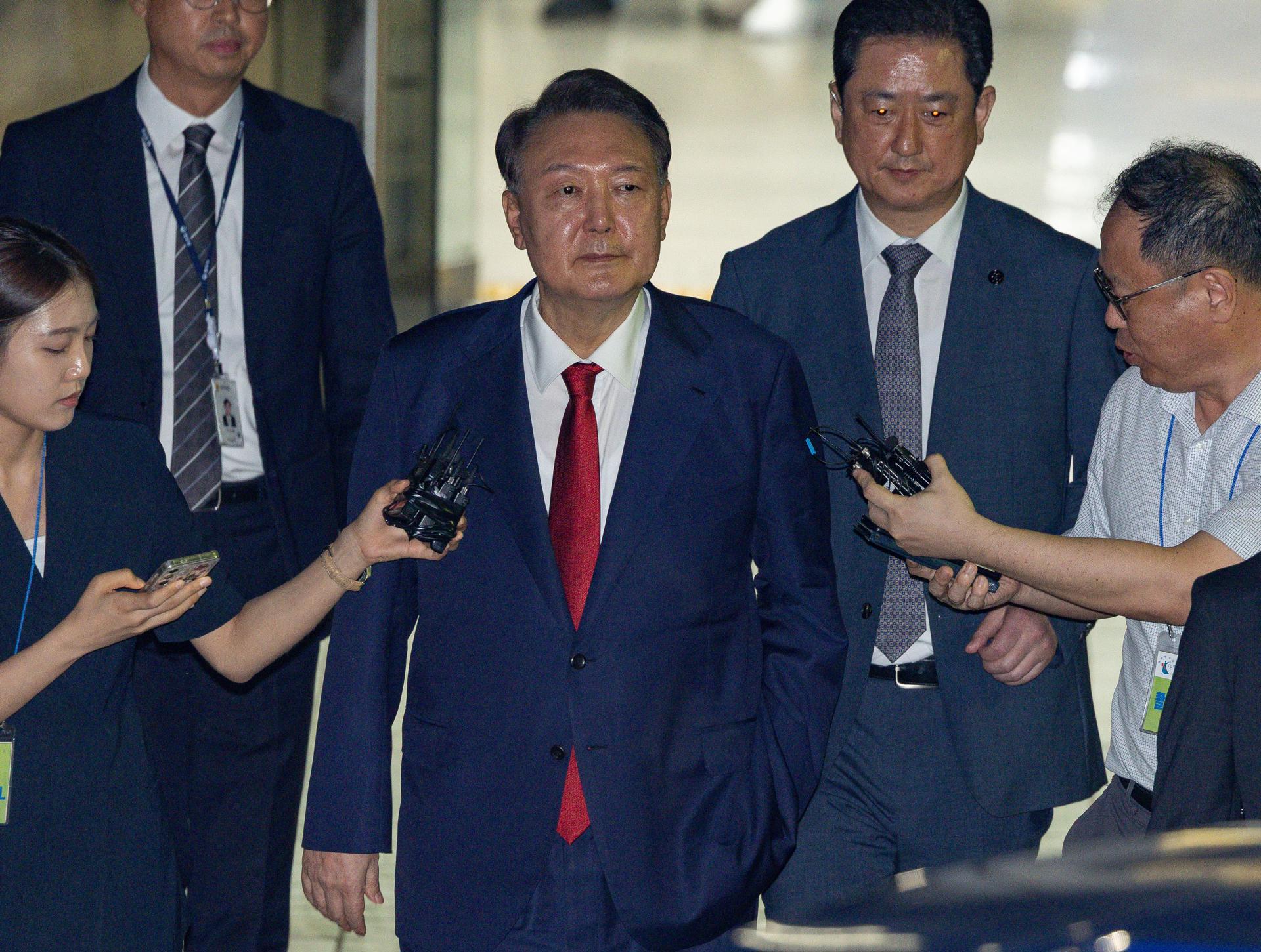 El expresidente de Corea del Sur Yoon Suk Yeol (C) sale del Tribunal Central de Distrito de Seúl después de asistir a una audiencia para revisar la legalidad de su detención por cargos relacionados con su fallido intento de imponer la ley marcial en diciembre de 2024, en Seúl, Corea del Sur, el 9 de julio de 2025. El tribunal emitió una orden de arresto, solicitada por el fiscal especial Cho Eun-suk, poniendo a Yoon bajo custodia por segunda vez. EFE/EPA/YONHAP / POOL SOUTH KOREA OUT