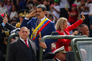 El presidente de Venezuela, Nicolás Maduro, y la primera dama, Cilia Flores, participan en los actos conmemorativos del 214 aniversario de la Independencia de Venezuela este sábado, en Caracas. EFE/ Miguel Gutiérrez