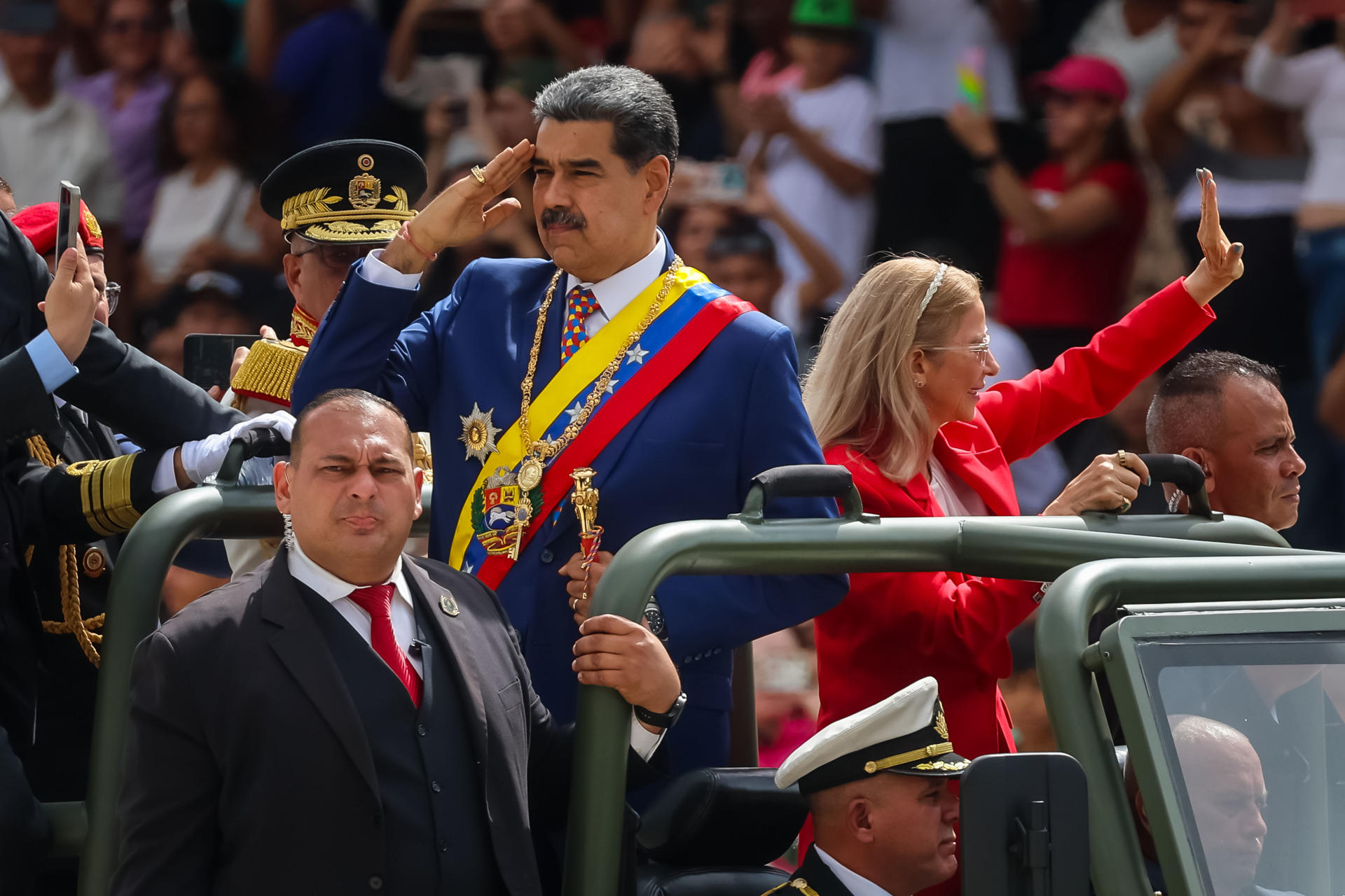 El presidente de Venezuela, Nicolás Maduro, y la primera dama, Cilia Flores, participan en los actos conmemorativos del 214 aniversario de la Independencia de Venezuela este sábado, en Caracas. EFE/ Miguel Gutiérrez