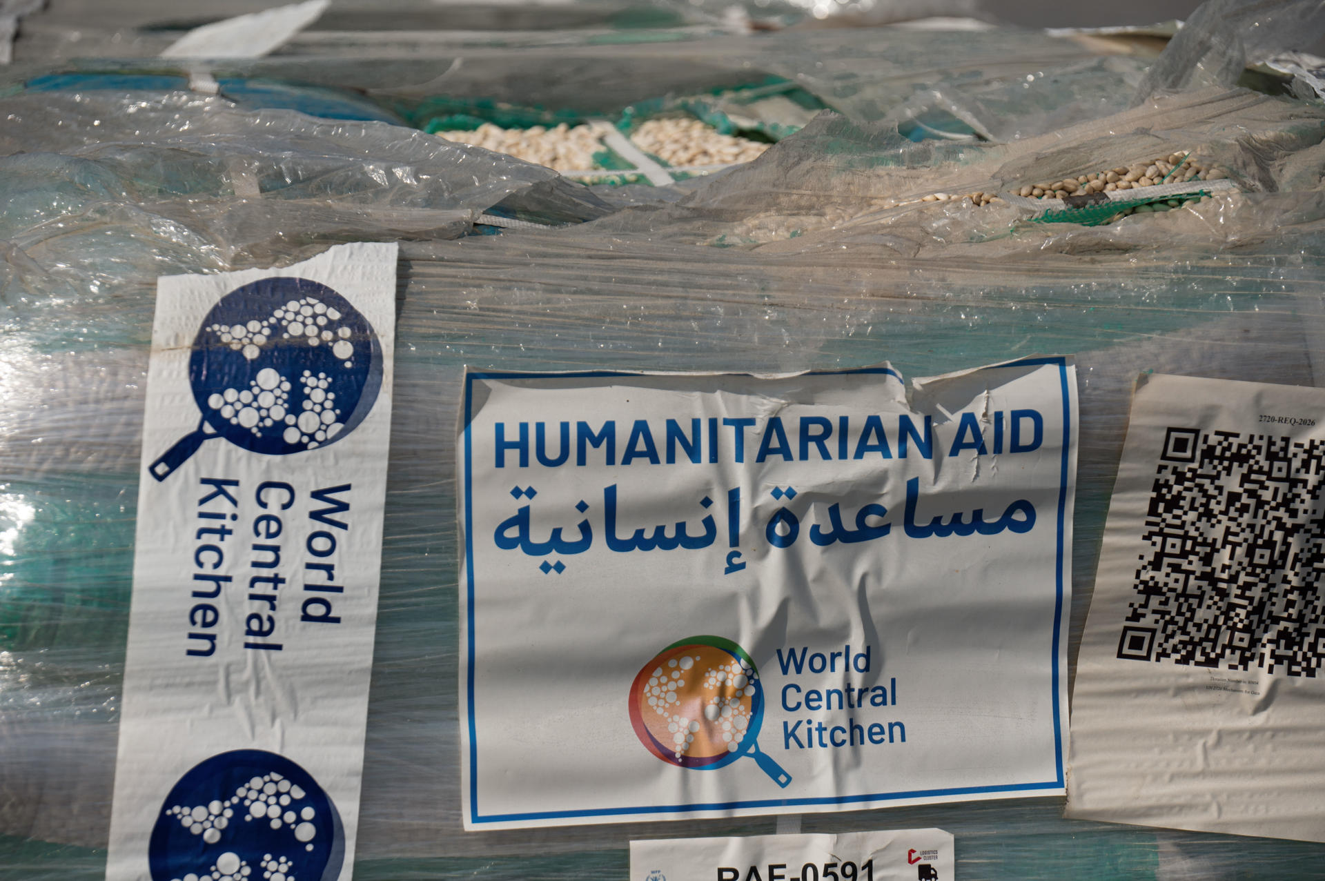 Vista de cajas de ayuda humanitaria de World Central Kitchen este jueves, en Kerem Shalom (Israel). Bajo el sol abrasador del verano, cajas con alimentos se descomponen a la intemperie en el cruce de Kerem Shalom, del lado de la Franja de Gaza. Aves de rapiña sobrevuelan las cajas de ayuda humanitaria que deberían ser distribuidas entre miles de gazatíes que padecen una hambruna sin precedentes. El hambre se ha cobrado la vida de 59 palestinos en Gaza solo en lo que va de 2025, afirmó este jueves el Ministerio de Sanidad del enclave tras registrar dos nuevos fallecimientos, un número que supera la cifra conjunta de los dos años anteriores. EFE/ Magda Gibelli