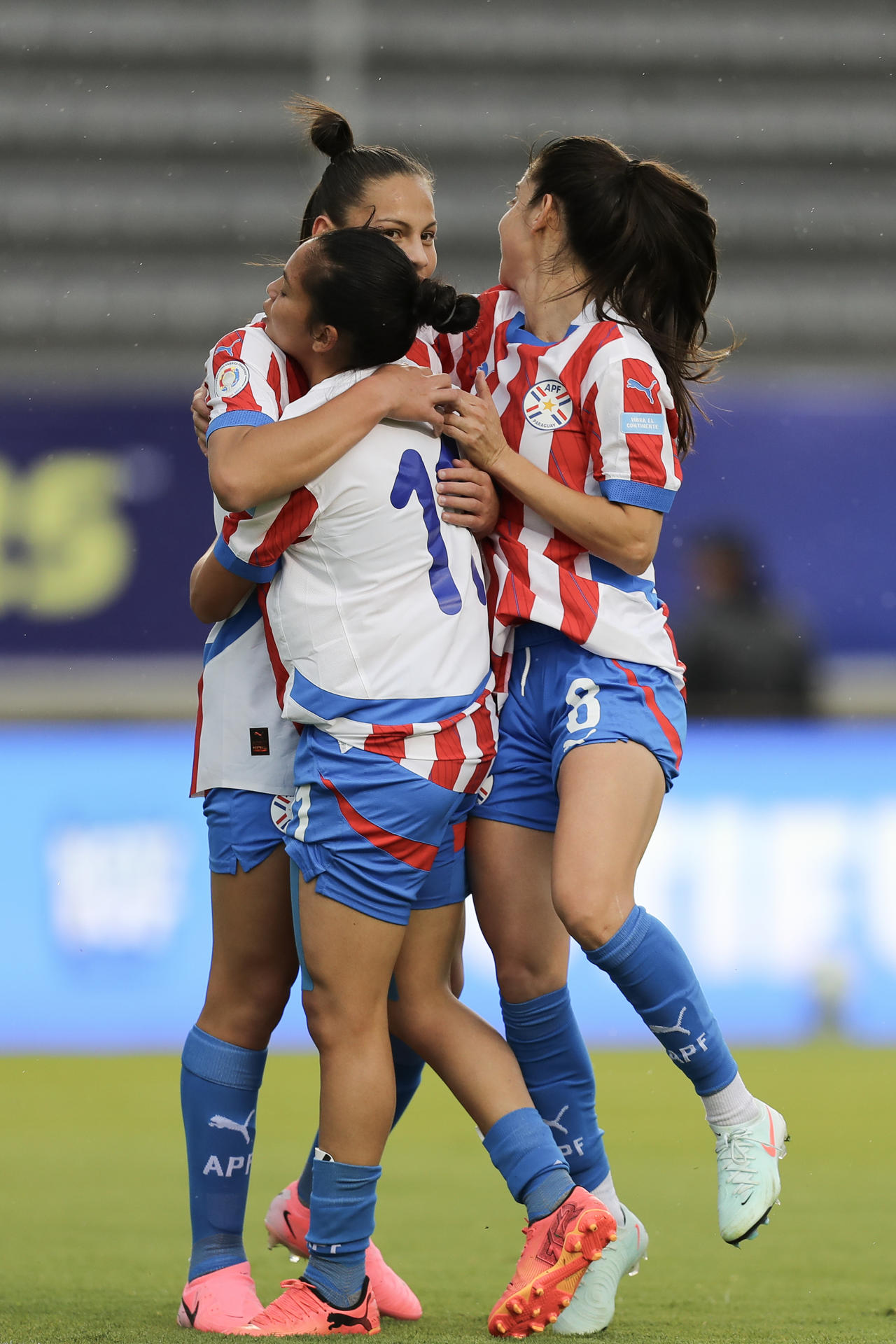 Jugadoras de Paraguay celebran un gol ante Bolivia durante un partido de la Copa América Femenina. EFE/Jóse Jácome