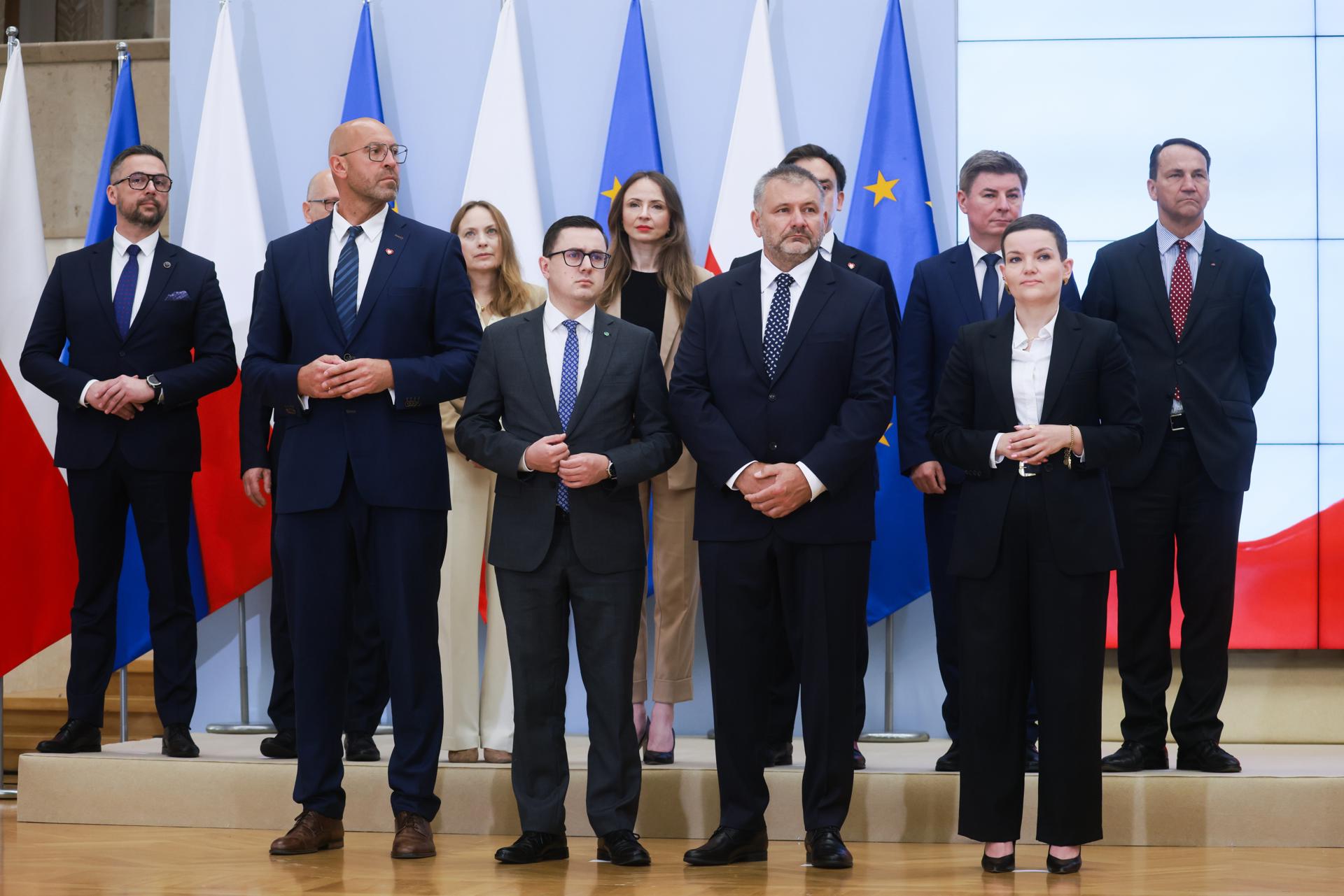 Imagen de los nuevos ministros polacos, de izquierda a derecha: Jakub Rutnicki, Milosz Motyka, Waldemar Zurek y Marta Cienkowska, el 23 de julio de 2025. EFE/EPA/LESZEK SZYMANSKI POLAND OUT