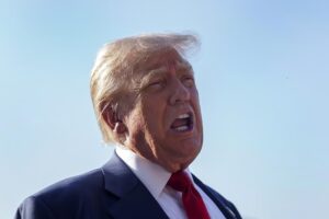 El presidente estadounidense, Donald Trump, habla con periodistas al dejar la Casa Blanca en Washington, DC, para partir a Escocia. EFE/WILL OLIVER