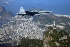 Fotografía de archivo de un avión de la Fuerza Aérea Brasileña (FAB) realiza un operativo en Río de Janeiro (Brasil). EFE/Antonio Lacerda ARCHIVO