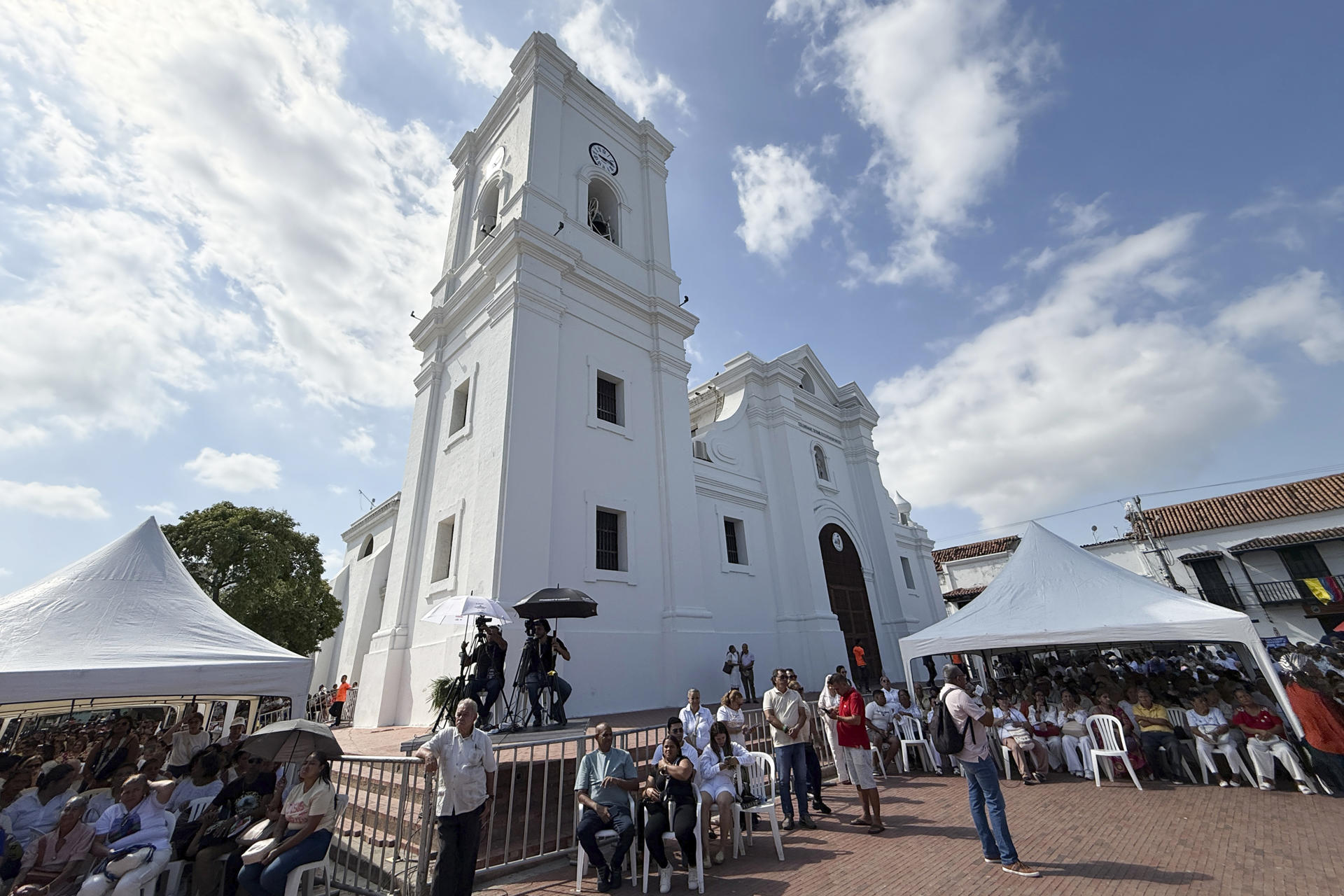 Personas se reúnen frente a la Catedral Basílica de Santa Marta este martes, en Santa Marta (Colombia). EFE/ Carlos Ortega