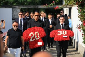 Los jugadores del Liverpool Virgil van Dijk (c) y Andrew Robertson (d) llevan ofrendas florales en el funeral del jugador de fútbol portugués Diogo Jota y su hermano Andre Silva, en Gondomar, Portugal, este sábado. EFE/Estela Silva