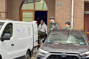 La Guardia Civil ha detenido a un hombre de 90 años como presunto autor del asesinato con arma blanca de su mujer, de 86, en su domicilio familiar de Pola de Laviana, han informado a EFE fuentes de la investigación. EFE/J.L. Cereijido