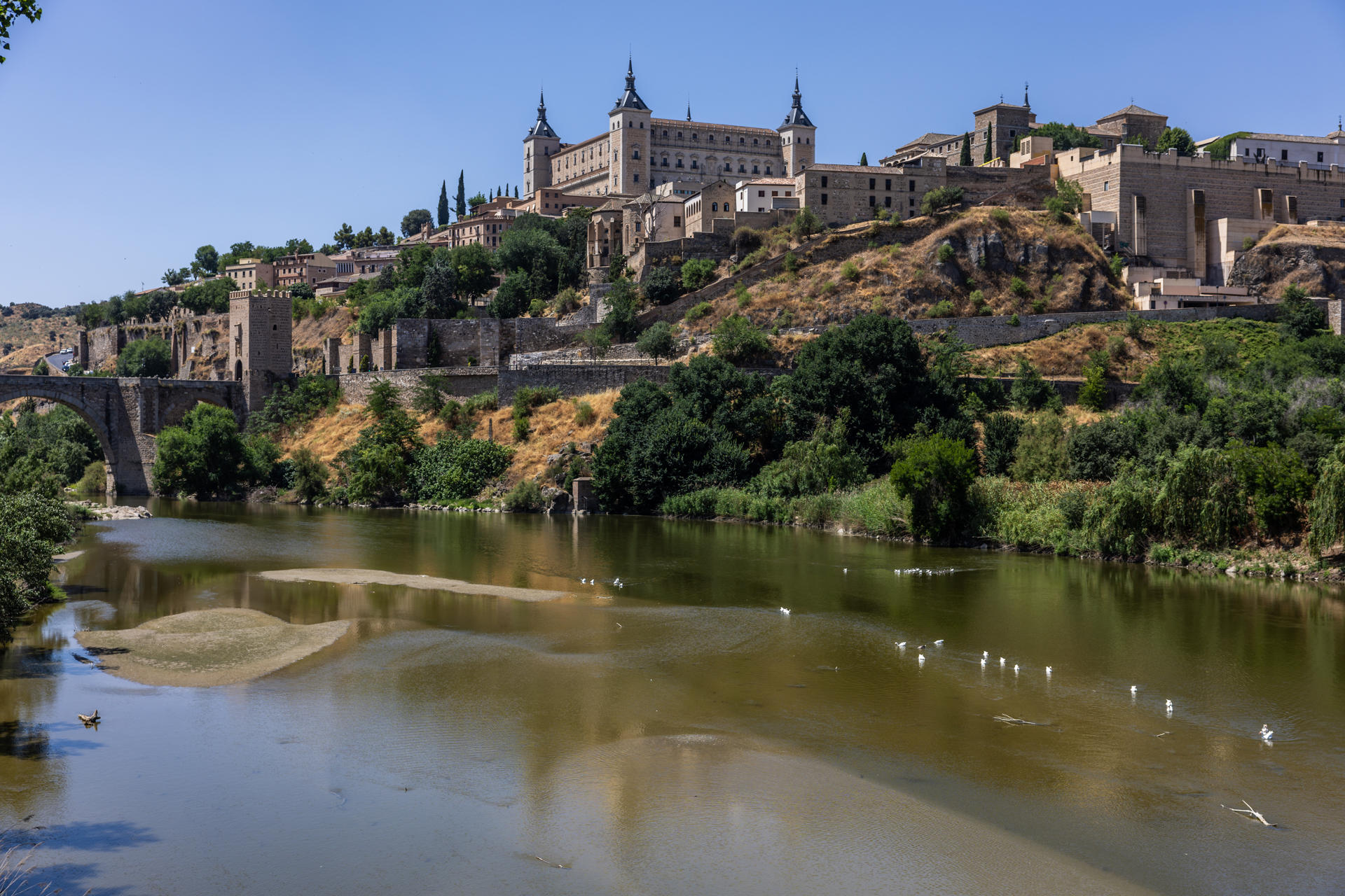 Vista del estado del río Tajo a su paso por Toledo este jueves. EFE/ Ángeles Visdómine