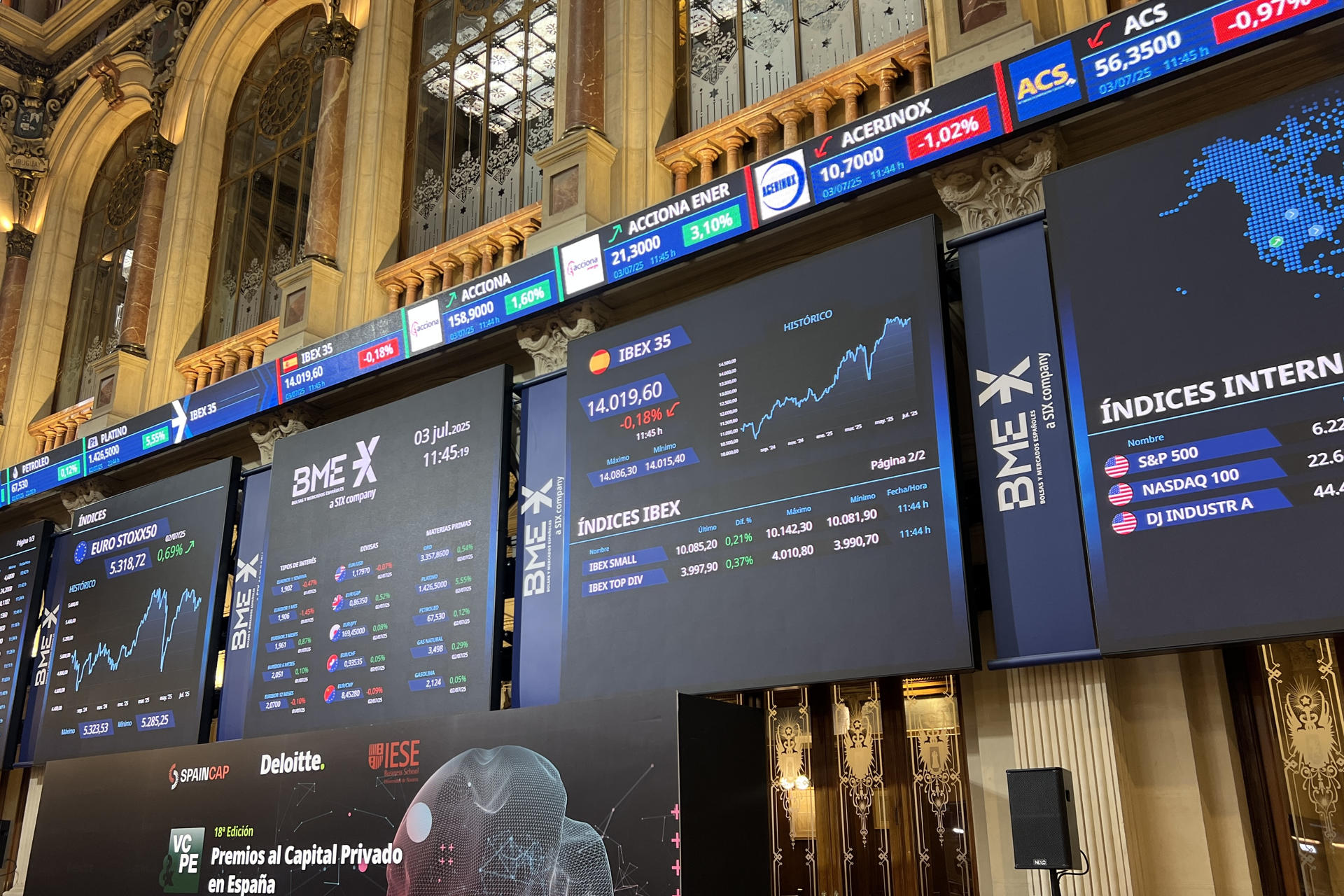 Imagen de este jueves de la Bolsa de Madrid, que cierra en verde, con ascenso del 0,98 %, aproximándose a los 14.200 puntos, hasta situarse en los 14,182,9 enteros. EFE/ Altea Tejido